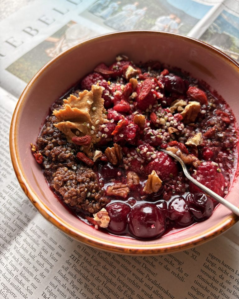 Chocolate Quinoa Breakfast Bowl